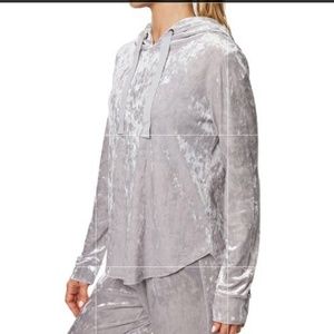 NWOT CRUSHED VELVET SILVER ROUND HEM HOODIE XS       c